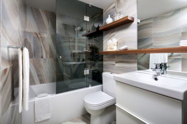 A escolha de cortinas no banheiro: 175+ (foto) para o seu design (tecido, plástico, vidro)