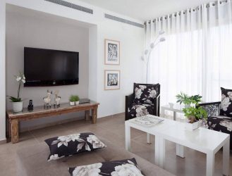 ผ้าม่านที่ประตูระเบียง: ตัวเลือกที่ทันสมัยสำหรับการตกแต่งหน้าต่าง
