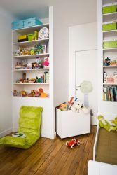 Rack para livros e brinquedos no berçário: Uma solução simples e original de sistema de armazenamento do tipo 