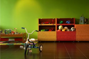 Rack para livros e brinquedos no berçário: Uma solução simples e original de sistema de armazenamento do tipo 
