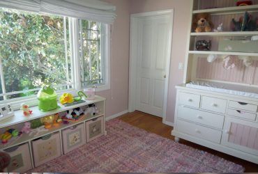 Rack para livros e brinquedos no berçário: Uma solução simples e original de sistema de armazenamento do tipo 