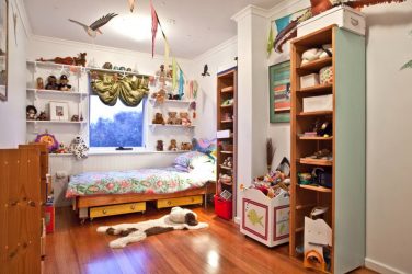 Rack para livros e brinquedos no berçário: Uma solução simples e original de sistema de armazenamento do tipo 