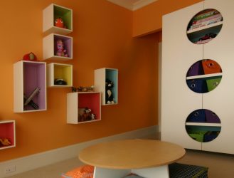 Rack para livros e brinquedos no berçário: Uma solução simples e original de sistema de armazenamento do tipo 