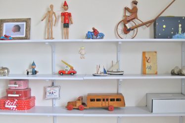 Rack para livros e brinquedos no berçário: Uma solução simples e original de sistema de armazenamento do tipo 