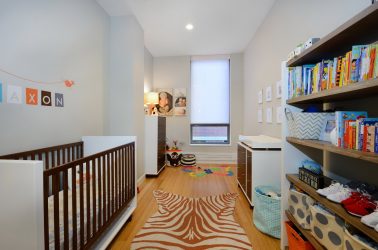 Rack para livros e brinquedos no berçário: Uma solução simples e original de sistema de armazenamento do tipo 