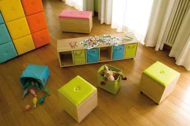 Rack para livros e brinquedos no berçário: Uma solução simples e original de sistema de armazenamento do tipo 