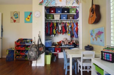Rack para livros e brinquedos no berçário: Uma solução simples e original de sistema de armazenamento do tipo 