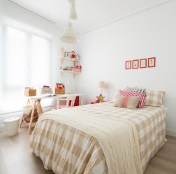 Rack para livros e brinquedos no berçário: Uma solução simples e original de sistema de armazenamento do tipo 