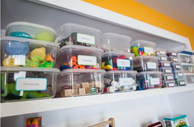 Rack para livros e brinquedos no berçário: Uma solução simples e original de sistema de armazenamento do tipo 