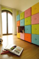 Rack para livros e brinquedos no berçário: Uma solução simples e original de sistema de armazenamento do tipo 