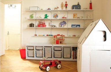 Rack para livros e brinquedos no berçário: Uma solução simples e original de sistema de armazenamento do tipo 