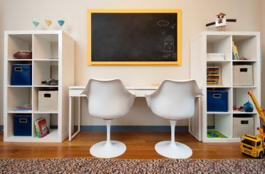 Rack para livros e brinquedos no berçário: Uma solução simples e original de sistema de armazenamento do tipo 