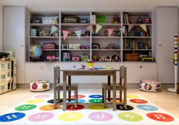 Rack para livros e brinquedos no berçário: Uma solução simples e original de sistema de armazenamento do tipo 