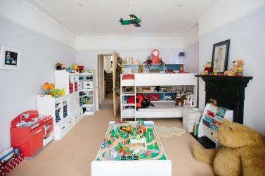 Rack para livros e brinquedos no berçário: Uma solução simples e original de sistema de armazenamento do tipo 