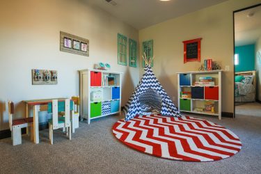 Rack para livros e brinquedos no berçário: Uma solução simples e original de sistema de armazenamento do tipo 