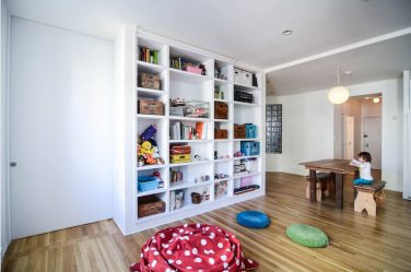 Rack para livros e brinquedos no berçário: Uma solução simples e original de sistema de armazenamento do tipo 