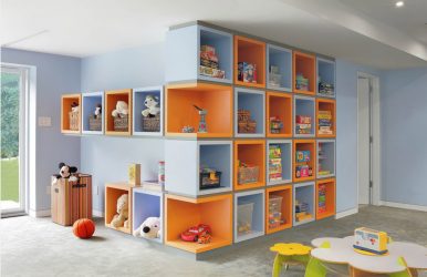 Rack para livros e brinquedos no berçário: Uma solução simples e original de sistema de armazenamento do tipo 