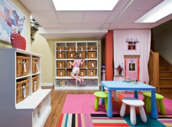 Rack para livros e brinquedos no berçário: Uma solução simples e original de sistema de armazenamento do tipo 