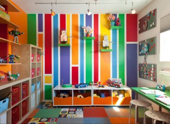 Rack para livros e brinquedos no berçário: Uma solução simples e original de sistema de armazenamento do tipo 