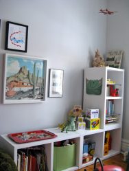 Rack para livros e brinquedos no berçário: Uma solução simples e original de sistema de armazenamento do tipo 