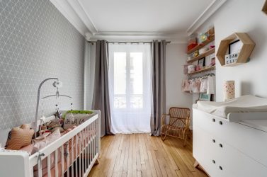 Rack para livros e brinquedos no berçário: Uma solução simples e original de sistema de armazenamento do tipo 