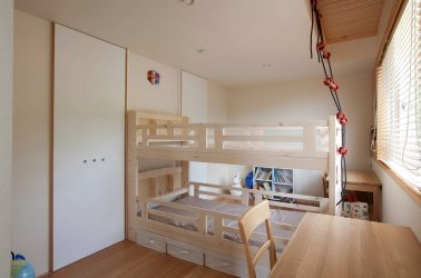 Rack para livros e brinquedos no berçário: Uma solução simples e original de sistema de armazenamento do tipo 