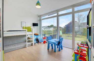 Rack para livros e brinquedos no berçário: Uma solução simples e original de sistema de armazenamento do tipo 