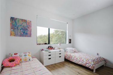 Rack para livros e brinquedos no berçário: Uma solução simples e original de sistema de armazenamento do tipo 