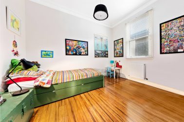 Rack para livros e brinquedos no berçário: Uma solução simples e original de sistema de armazenamento do tipo 