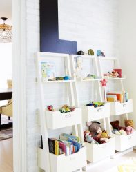 Rack para livros e brinquedos no berçário: Uma solução simples e original de sistema de armazenamento do tipo 