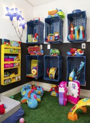 Rack para livros e brinquedos no berçário: Uma solução simples e original de sistema de armazenamento do tipo 