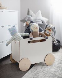 Rack para livros e brinquedos no berçário: Uma solução simples e original de sistema de armazenamento do tipo 