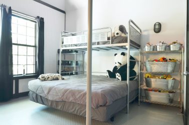 Rack para livros e brinquedos no berçário: Uma solução simples e original de sistema de armazenamento do tipo 