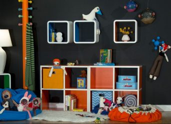 Rack para livros e brinquedos no berçário: Uma solução simples e original de sistema de armazenamento do tipo 