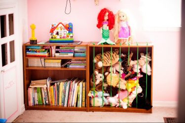 Rack para livros e brinquedos no berçário: Uma solução simples e original de sistema de armazenamento do tipo 