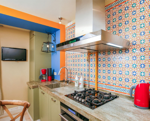 Countertop tiles - การออกแบบดั้งเดิมของพื้นผิวการทำงาน ตัวเลือก 195+ (ภาพถ่าย) สำหรับห้องครัวและห้องน้ำ