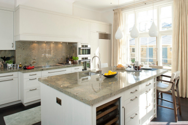 Countertop tiles - การออกแบบดั้งเดิมของพื้นผิวการทำงาน ตัวเลือก 195+ (ภาพถ่าย) สำหรับห้องครัวและห้องน้ำ