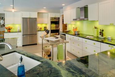 Countertop tiles - การออกแบบดั้งเดิมของพื้นผิวการทำงาน ตัวเลือก 195+ (ภาพถ่าย) สำหรับห้องครัวและห้องน้ำ