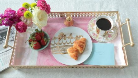 Mesa de café da manhã na cama faça você mesmo: modelos práticos para conforto