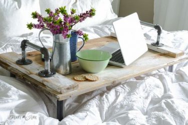 Mesa de café da manhã na cama faça você mesmo: modelos práticos para conforto