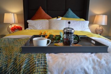 Mesa de café da manhã na cama faça você mesmo: modelos práticos para conforto