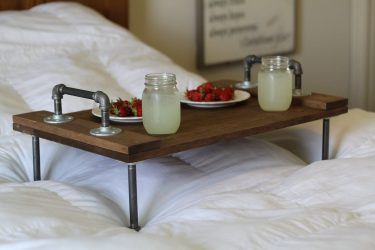 Mesa de café da manhã na cama faça você mesmo: modelos práticos para conforto