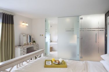 Mesa de café da manhã na cama faça você mesmo: modelos práticos para conforto