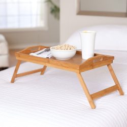 Mesa de café da manhã na cama faça você mesmo: modelos práticos para conforto