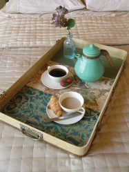Mesa de café da manhã na cama faça você mesmo: modelos práticos para conforto