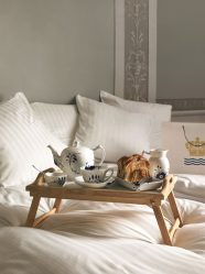 Mesa de café da manhã na cama faça você mesmo: modelos práticos para conforto