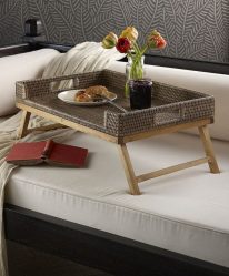 Mesa de café da manhã na cama faça você mesmo: modelos práticos para conforto
