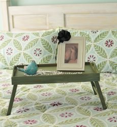 Mesa de café da manhã na cama faça você mesmo: modelos práticos para conforto