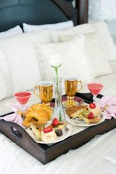 Mesa de café da manhã na cama faça você mesmo: modelos práticos para conforto