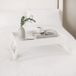 Mesa de café da manhã na cama faça você mesmo: modelos práticos para conforto